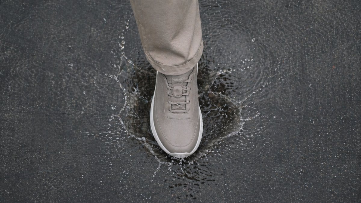 On Cloud6 Waterproofで水たまりを踏み込む様子