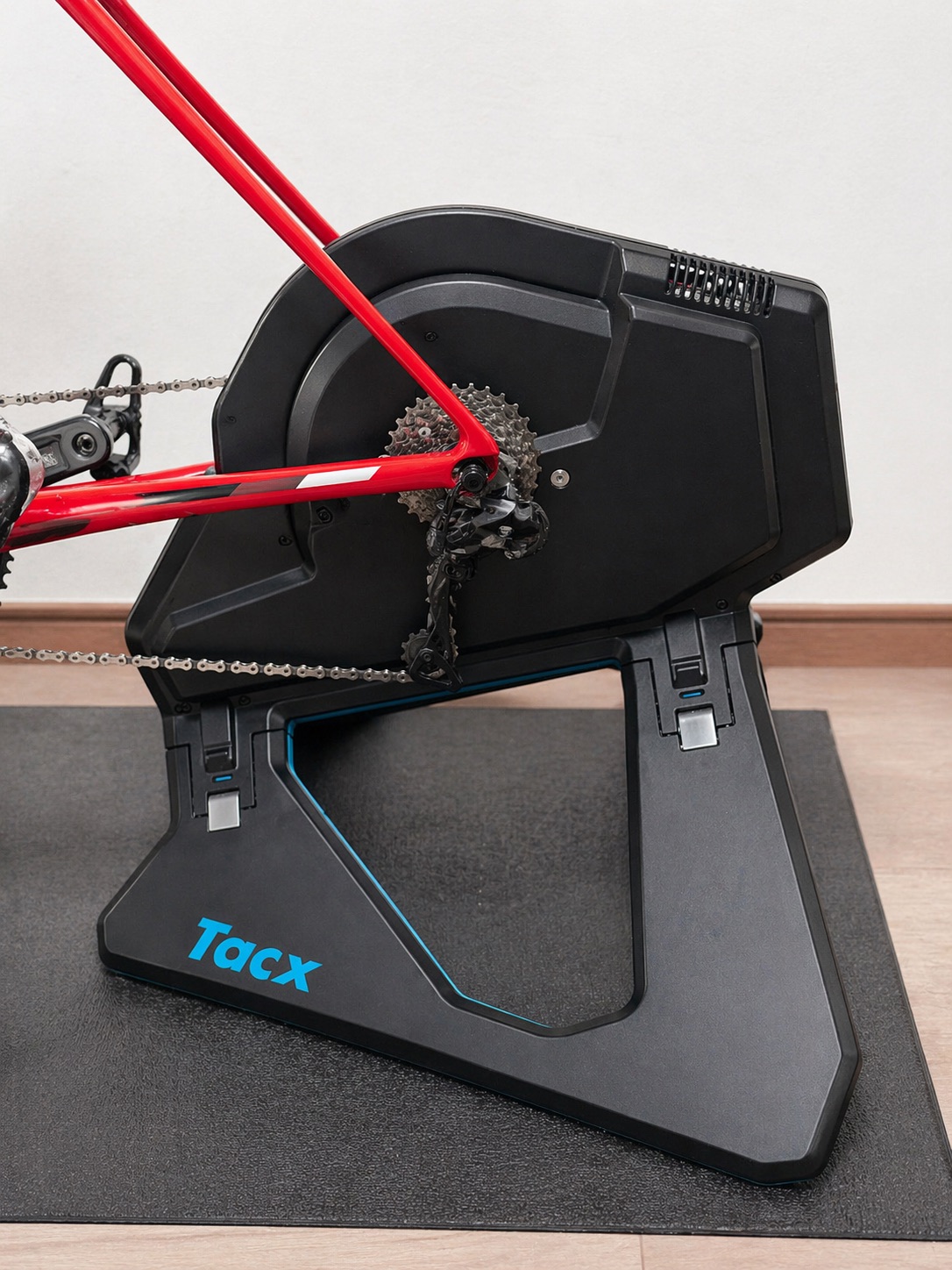 Tacx NEO 2T スマートトレーナーのフライホイールとカセット