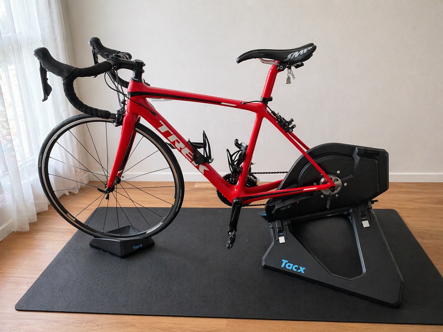 Tacx NEO 2TにTREK Émondaを装着したZwiftトレーニング環境
