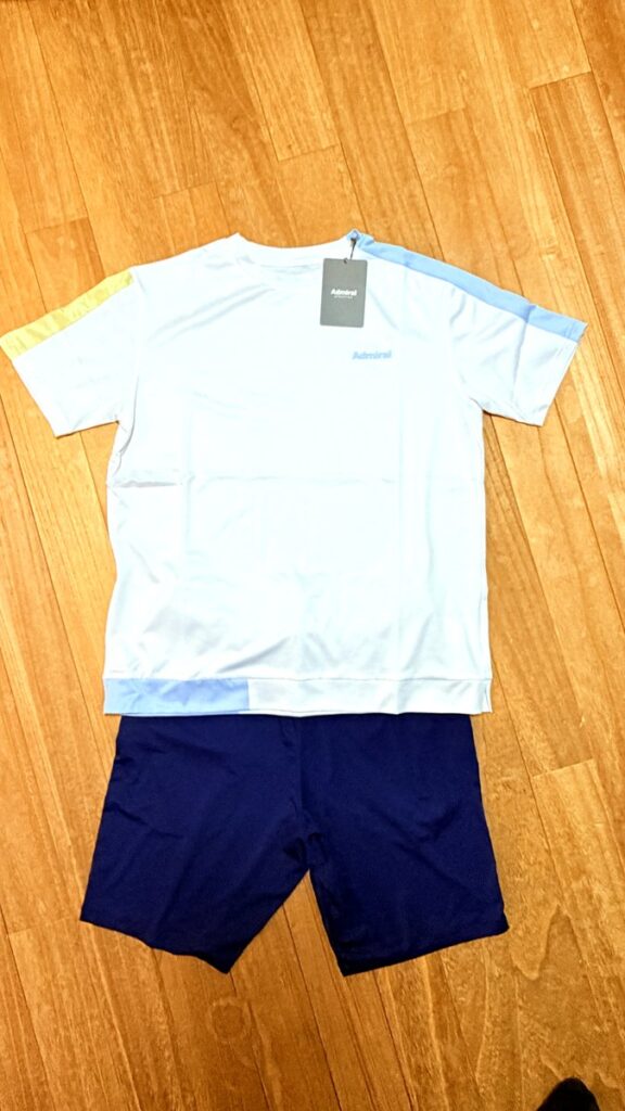 Admiralの半袖Tシャツ ATMA608とミニマルショーツ ATMA605を着た状態