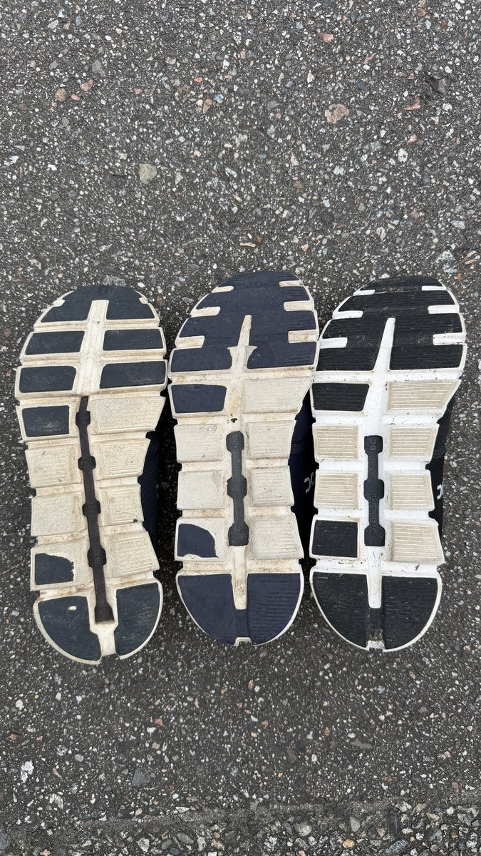 クラウド5と新旧クラウド6のソールを並べた比較。摩耗具合の違いが分かる