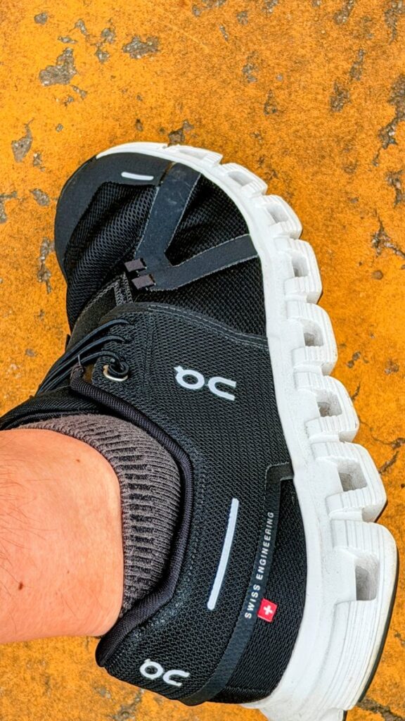 Onクラウド6を履いた足元。厚みのあるCloudTecクッションの接写