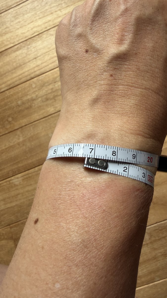手首周長をメジャーで実測している様子（16.6cm）