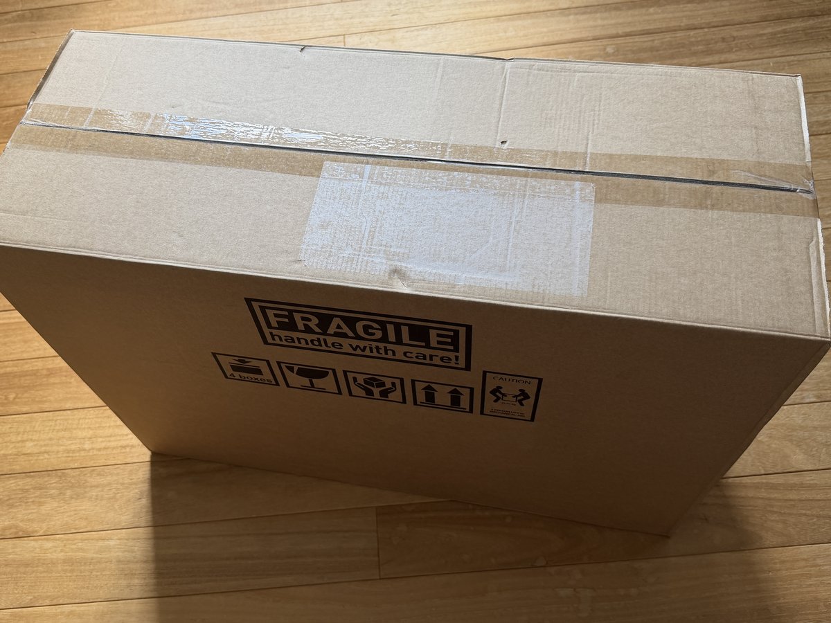 Garmin Tacx NEO 2Tの交換品が届いた段ボール箱。FRAGILE表示付き