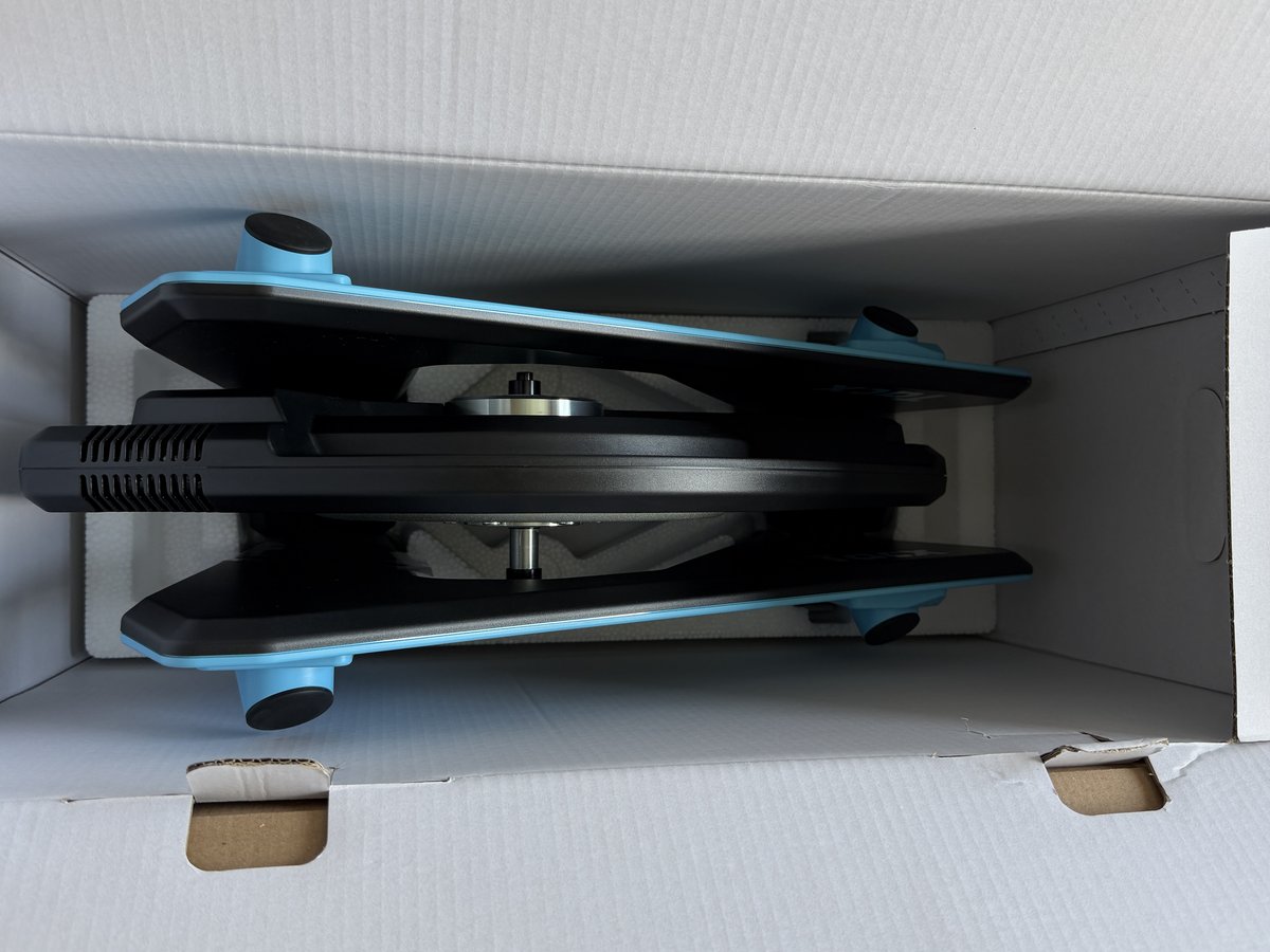 開封したTacx NEO 2Tの交換品本体。スプロケットは未装着の状態