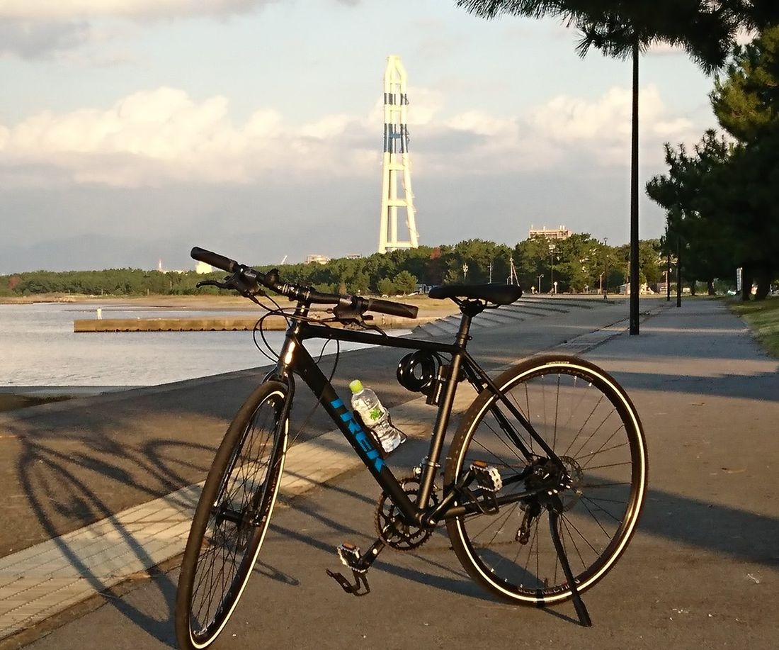 海辺の遊歩道に停めたTREK Zektor 2(夕景)
