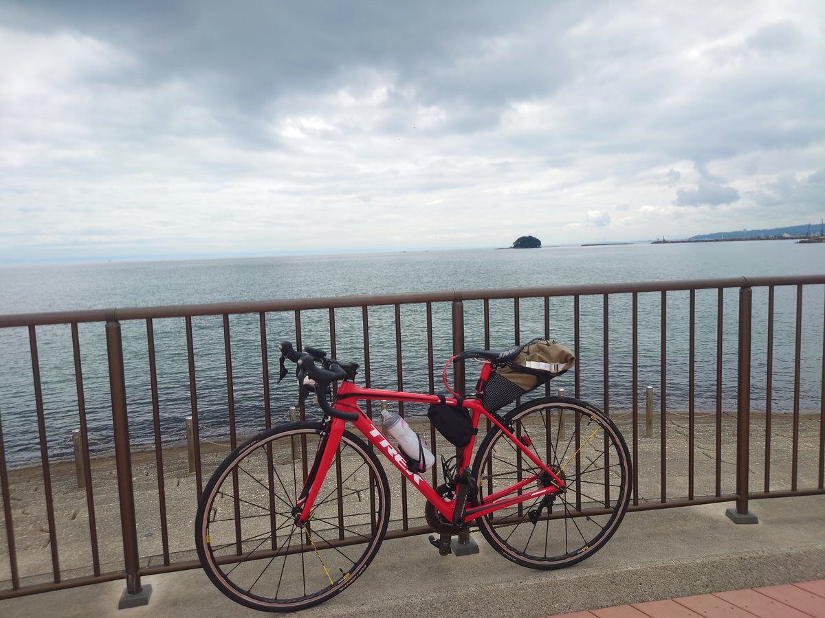 海沿いの柵に立てかけた赤いTREK Émonda SL 6